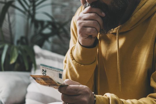 euros oikogeneia ftoxeia